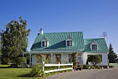 Freistehendes Einfamilienhaus mit Veranda und türkisfarbenem Dach
