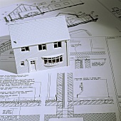 Modell-Haus und Zeichnungen