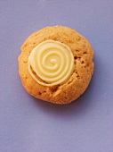 Cinnamon biscuit with white chocolate