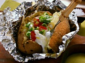 Baked potato with sour cream and spring onions