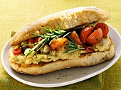 Vegetarisches Sandwich mit Hummus und Kirschtomaten