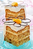 Kuchenwürfel mit Sahnecreme und Schoko-Orangen-Blume