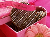 Schokoladentaler in herzförmiger Schachtel zum Geburtstag