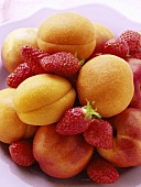 Frische Aprikosen, Nektarinen und Erdbeeren auf Teller
