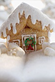 Maple log cabin (gingerbread house with maple syrup, USA)