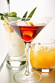 Drei verschiedene Cocktails auf Tablett