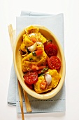 Tortellini mit Tomaten und Knoblauch; Grissini