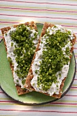Crispbreads with quark and chives