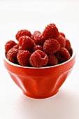 Fresh raspberries in bowl