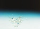 Wasser spritzt aus einem Glas