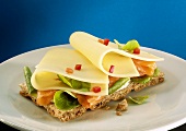 Crispbread with smoked salmon and cheese