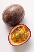 Ganze und halbe Passionsfrucht (Purpurgranadilla)
