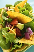 Mexikanischer Salat mit Gemüse und Tacochips in Taco-Shell