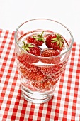 Glas Erdbeerbowle