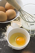 Zutaten für Pfannkuchen: Eier, Milch und Mehl