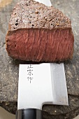 Rindersteak, angeschnitten, auf asiatischem Messer