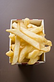 Pommes frites in gestreifter Schachtel