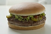 Hamburger mit Gewürzgurke, Salat und Ketchup