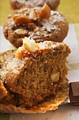 Cinnamon and macadamia muffins with sugar