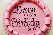 Birthday cake with the words 'Happy Birthday' (close-up)