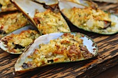 Mussels with gratin topping and garlic