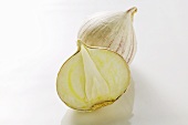 Small garlic from Asia, whole and halved