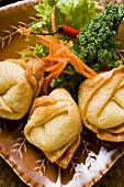 Deep-fried wontons with salad