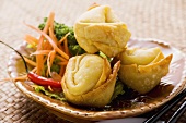 Deep-fried wontons with salad