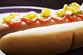 Hot Dog mit Relish, Ketchup und Zwiebeln