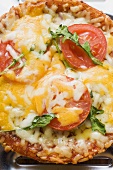Minipizza mit Tomaten, Käse und Rucola
