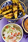 Satespiesse mit Gurkensalat und Erdnusssauce (Thailand)