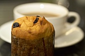 Mini-Panettone und Tasse Kaffee