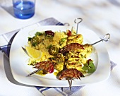 Geflügel-Zwiebel-Spiesse auf Couscous mit Oliven