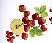 Erdbeeren; Himbeeren; Johannisbeeren & Apfel