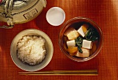 Lachs-Tofu-Suppe mit Mangold und Möhren