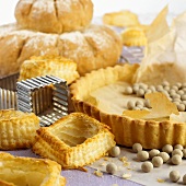 Backstilleben mit Pastetchen, Tarte und Brot