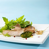 Kotelett auf einem Teller mit Salat