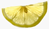 Eine halbe Zitronenscheibe