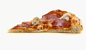 Ein Stück Salamipizza