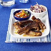 Spareribs mit Beilagensalat und Coleslaw