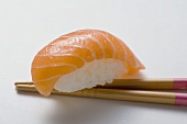 Nigiri-Sushi mit Lachs auf Essstäbchen