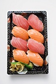 Tablett mit Nigiri-Sushi zum Mitnehmen