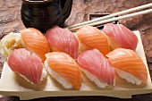 Nigiri-Sushi und eingelegter Ingwer auf Sushibrett