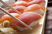 Nigiri-Sushi mit Essstäbchen