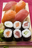 Maki-Sushi und Nigiri-Sushi auf Sushibrett