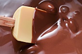 Geschmolzene Schokolade mit Rührlöffel