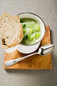 Creamed leek soup with bread and spoon