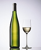 Weissweinglas und Weissweinflasche