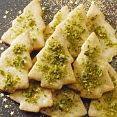 Christmas tree-shaped biscuits (sweet pastry)