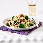 Spaghetti with broccoli, Gorgonzola and fried bacon